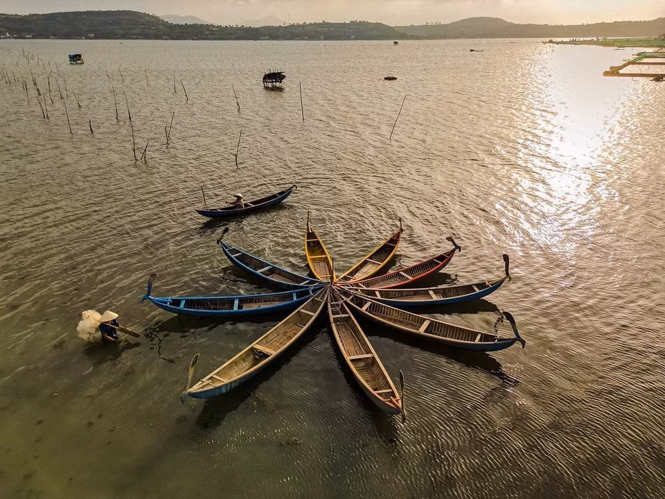 Blottie entre montagnes et lagune, la lagune Ô Loan se métamorphose chaque soir en une peinture vivante. Photo : VNA
