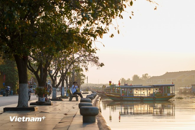 L'embarcadère est encore au repos, les barques amarrées les unes contre les autres dans l’attente des premiers clients de la journée. (Photo : Thanh Phong/Vietnam+)