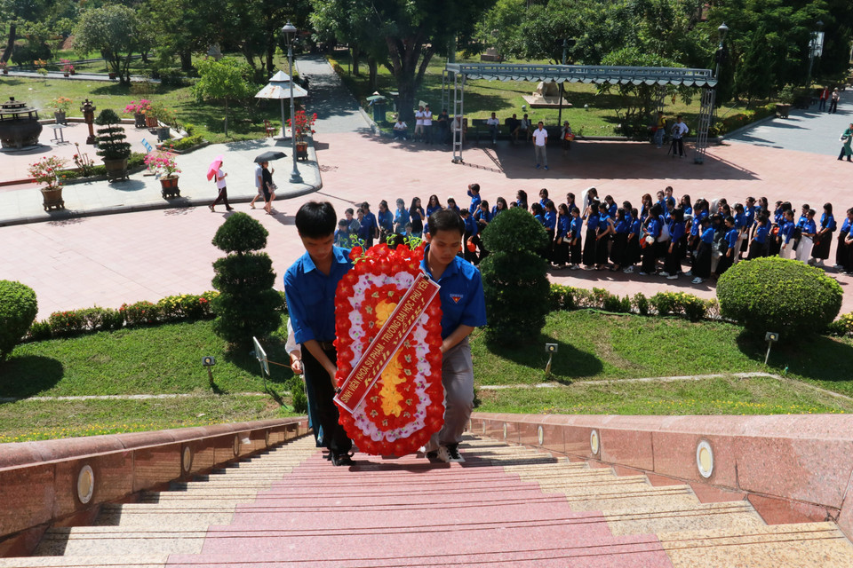 De nombreux habitants et visiteurs viennent offrir de l’encens et déposent fleurs à la citadelle de Quang Tri. Photo : VNA
