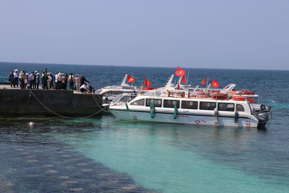 Depuis l’île de Lon, les visiteurs peuvent se rendre sur celle de Bé en seulement 15 minutes. Photo : Pham Cuong-VNA
