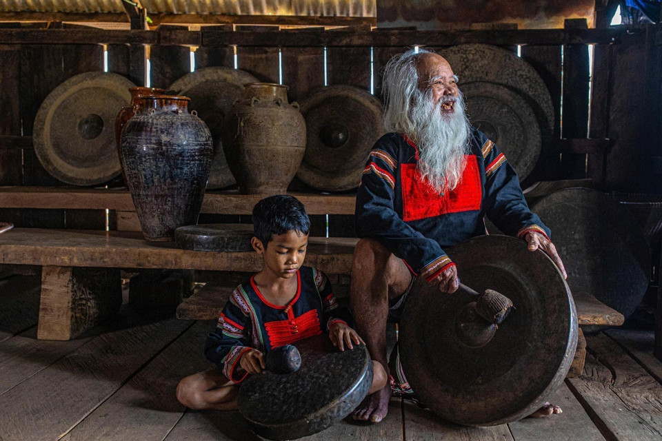 Des anciens de l'ethnie Ê Dê transmettent l'art du gong à la jeune génération, assurant le lien entre tradition et avenir. Photo : VNA