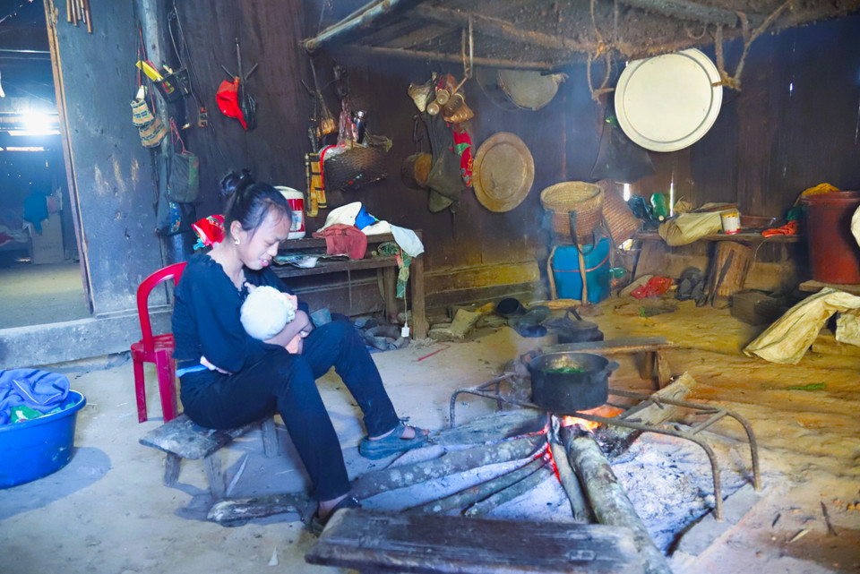 Vie quotidienne dans une maison au village de Huoi Man. (Photos : Xuan Tien – VNA)