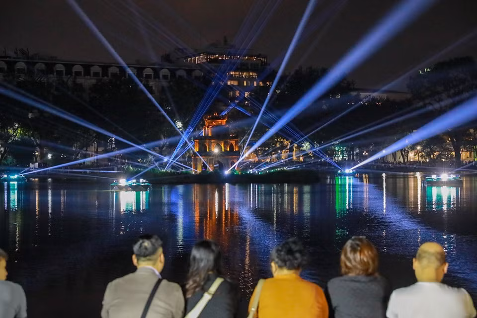 L’espace de mise en lumière artistique du lac Hoàn Kiêm et de la tour de la Tortue suscite un vif engouement auprès des habitants comme des visiteurs. Photo : VNA