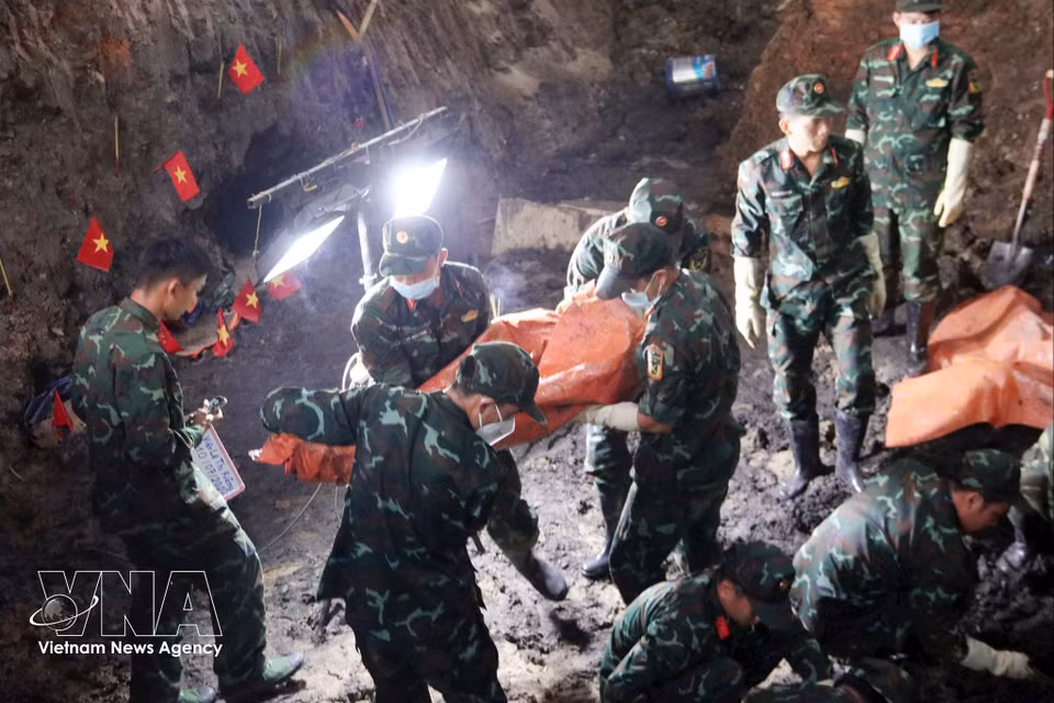 Opérations de recherche et d'exhumation des restes de martyrs au parc Le Thi Rieng, à Hô Chi Minh-Ville. (Photo : VNA)
