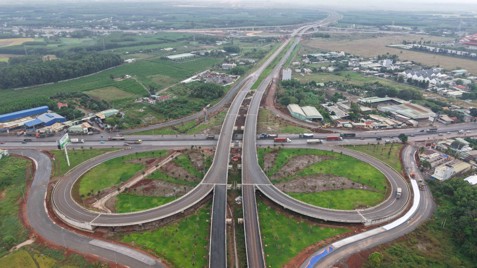 Viaduc reliant la voie d'accès de l'aéroport de Long Thanh à la Nationale 51. Photos : VNA