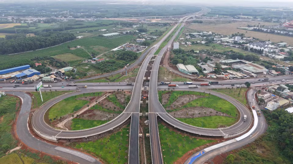 Viaduc reliant la voie d'accès de l'aéroport de Long Thanh à la Nationale 51. Photos : VNA