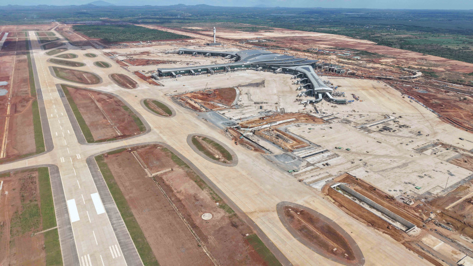 La piste d'atterrissage n°1, l'aérogare et la tour de contrôle de l'aéroport de Long Thanh à la mi-décembre 2025. Photos : VNA