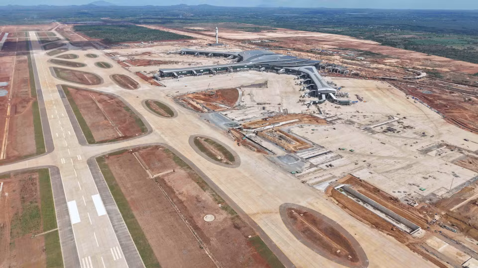 La piste d'atterrissage n°1, l'aérogare et la tour de contrôle de l'aéroport de Long Thanh à la mi-décembre 2025. Photos : VNA