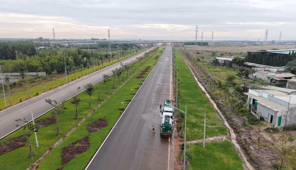 La route reliant l'aéroport de Long Thanh, tronçon à proximité de l'autoroute Bien Hoa - Vung Tau. Photos : VNA