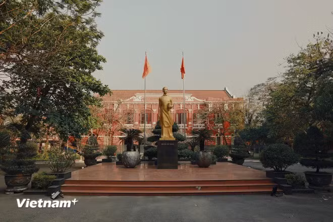 Fort de plus de 120 ans d’histoire, il s’agit du lycée le plus célèbre de Hue, ayant formé d’éminents dirigeants tels que le Président Ho Chi Minh, le Secrétaire général du Parti Tran Phu et le Général Vo Nguyen Giap. (Photo : Minh Hieu/Vietnam+)