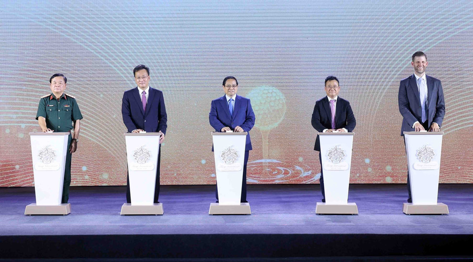 Dans l’après-midi du 21 mai 2025, le Premier ministre Pham Minh Chinh (au centre) assiste à la cérémonie de lancement du projet Trump International Hung Yên – complexe urbain, touristique et golfique dans le district de Khoai Châu, province de Hung Yên. Il s’agit du premier projet de la Trump Organization (États-Unis) au Vietnam. Photo : Pham Kiên – VNA