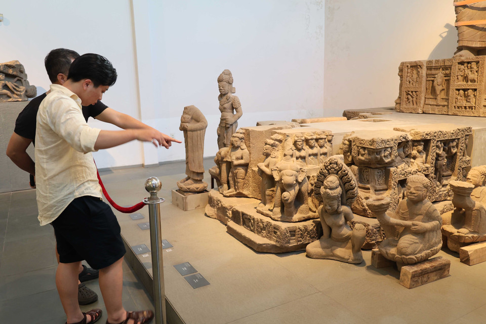 Les visiteurs sont émerveillés par la richesse des collections du musée. Photo: Kha Pham – VNA