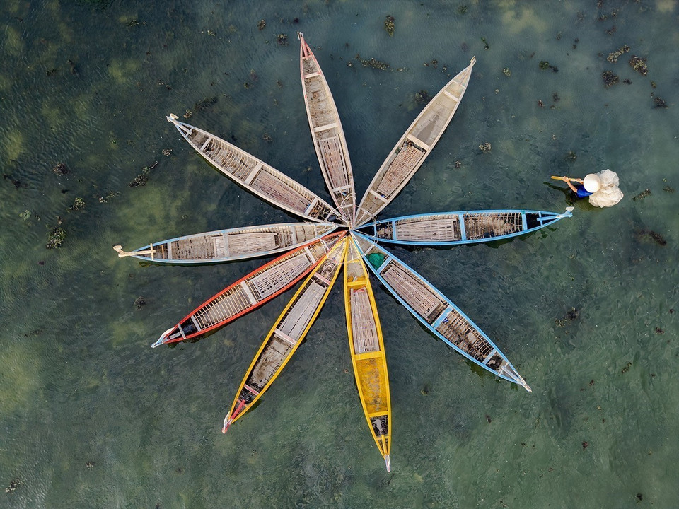 Des barques traditionnelles en bois permettent aux visiteurs d’explorer la lagune Ô Loan. Photo : VNA