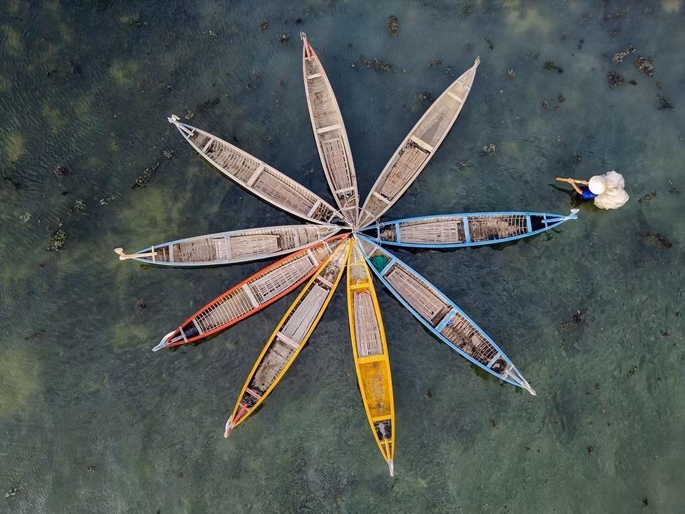 Des barques traditionnelles en bois permettent aux visiteurs d’explorer la lagune Ô Loan. Photo : VNA