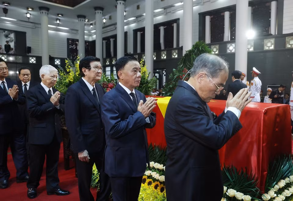 La délégation du Comité central du Parti, conduite par le secrétaire général To Lam, rend hommage à l'ancien président Tran Duc Luong. Photo : VNA