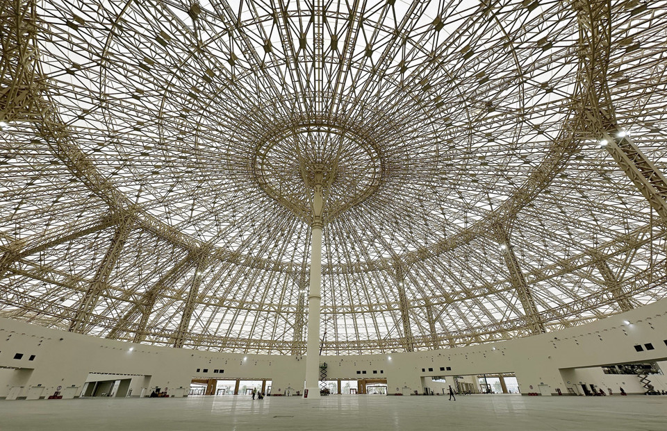 Le dôme se distingue par une imposante structure en acier de 24.000 tonnes. Photo : Quoc Khanh – VNA