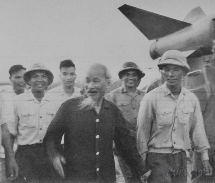 Le Président Hô Chi Minh rend visite au bataillon 61 du régiment de missiles 236, après la première victoire des Forces de missiles sol-air, le 26 août 1965. Photo : VNA