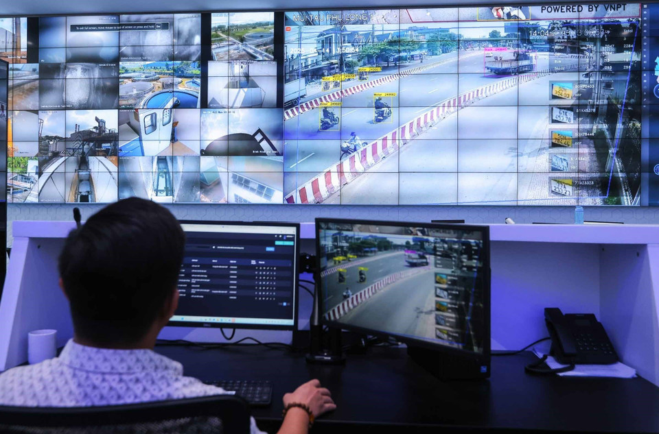 Le Centre d'opérations intelligentes (IOC) de la province de Binh Duong assure les fonctions suivantes : analyse des données socio-économiques, suivi des performances de l’administration et des services publics, surveillance, gestion et traitement des infractions routières... Photo : Hoang Hieu - VNA