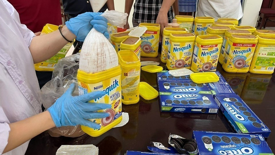 Découverte de 19 kg de cristaux blancs suspectés d'être de la kétamine dissimulés dans des boîtes lors d'une expédition en provenance de France vers le Vietnam. Photo : VNA