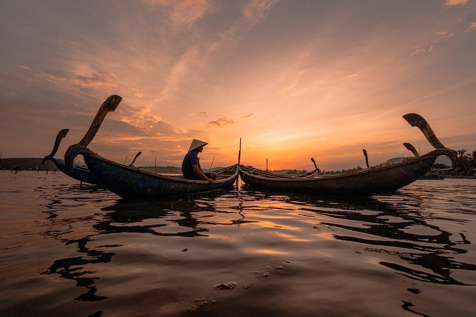 Le crépuscule peint un tableau d'une beauté saisissante sur la lagune Ô Loan. Photo : VNA