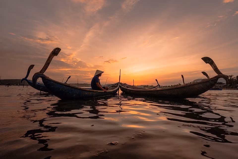 Le crépuscule peint un tableau d'une beauté saisissante sur la lagune Ô Loan. Photo : VNA