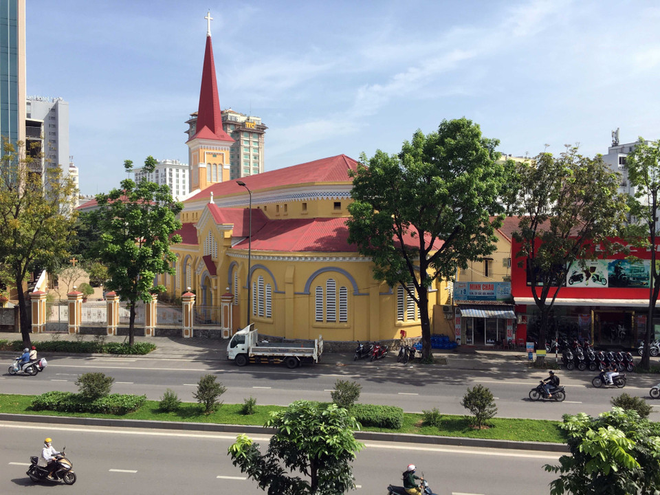 Témoin de l'héritage colonial, l'église Phanxico se distingue comme une œuvre majeure de l'architecture française au cœur de Huê. Photo : Do Truong – VNA