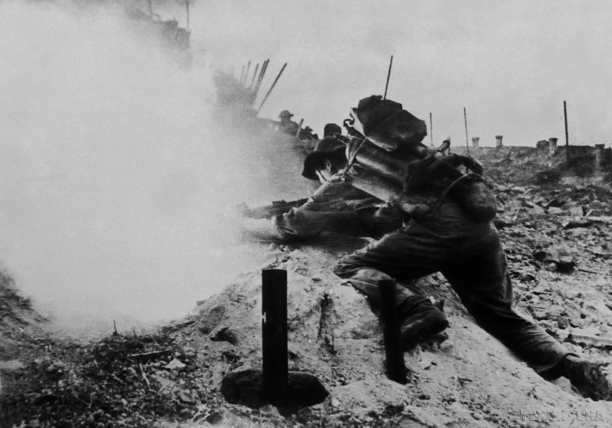 Les forces de libération utilisent des lance-flammes pour détruire les forces ennemies retranchées dans un bunker souterrain de la base de Nong Son (Que Son, Quang Nam). Photo : Thanh Thoi - VNA