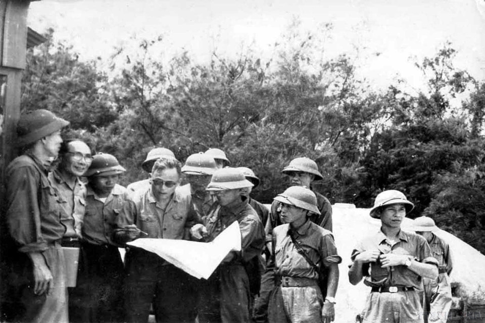 Le général Chu Huy Man, commandant de la 5e région militaire (4e en partant de la gauche, portant des lunettes), dirige les attaques pour la libération de la ville de Da Nang. Photo : Archives de la VNA
