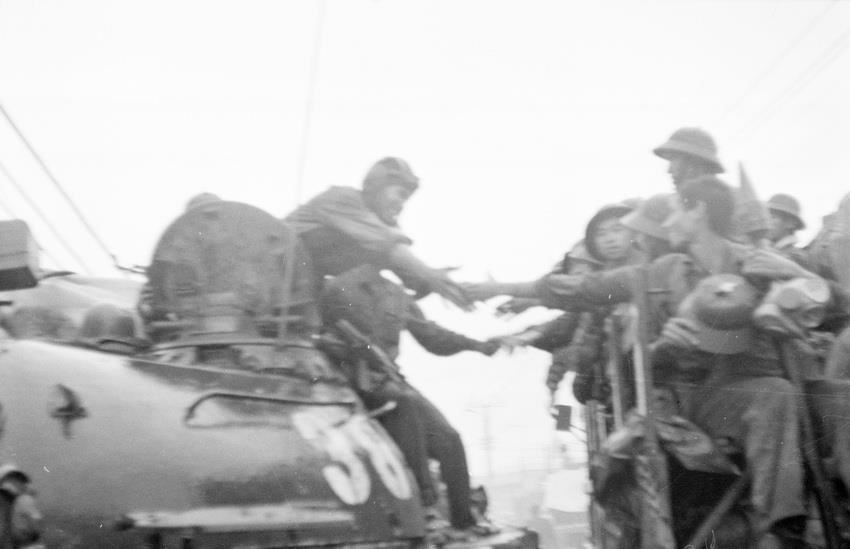 L'infanterie et les chars de l'Armée de libération entrent dans la ville de Da Nang (29 mars 1975). Photo : Hoang Giang - VNA