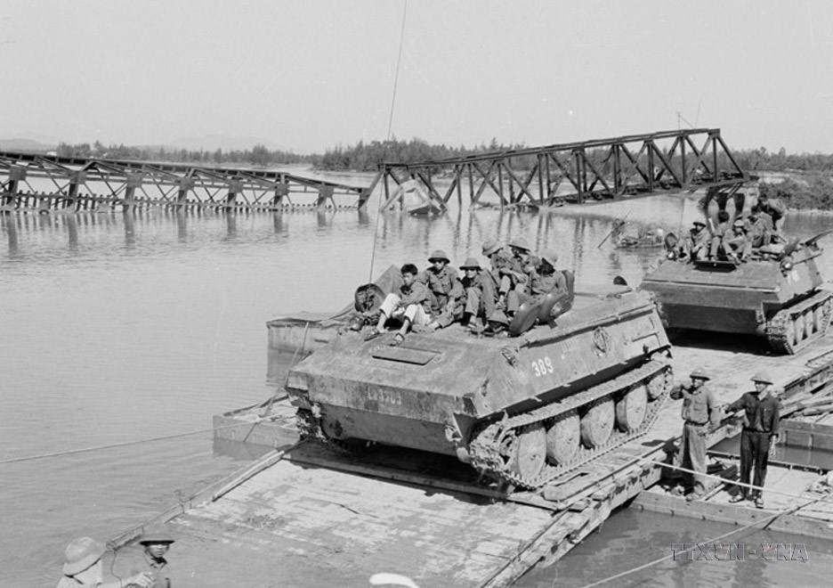 Après la libération de Hué (26 mars 1975) et de Da Nang (29 mars 1975) et de toutes les provinces côtières du Centre, le 3 avril, des véhicules blindés des forces de libération avancent vers Quy Nhon (Binh Dinh). Photo : Vu Tao - VNA