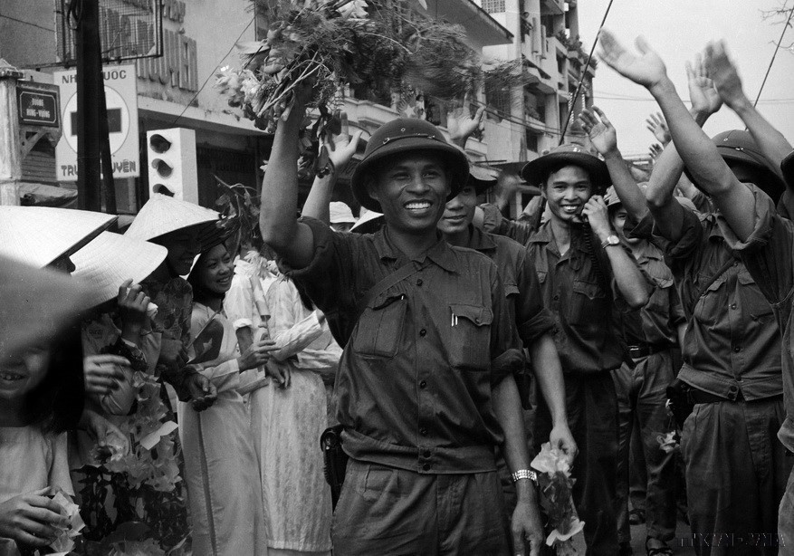 Les forces de libération entrent dans la ville de Da Nang, accueillies avec joie par toute la population. Photo : Quang Thanh - VNA