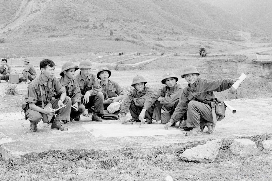 Le poste de commandement du 1er régiment de la division de Khe Sanh planifie l'attaque de Da Nang. Photo : Vu Tao - VNA