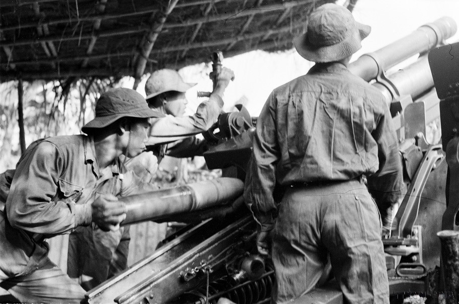 Les soldats du 2e bataillon d'artillerie des forces de libération de Quang Ngai utilisent des obusiers de 105 mm capturés à l'ennemi pour l'attaquer, contribuant ainsi à la libération complète de la ville et de la province de Quang Ngai. Photo : Duong Duc Quang - VNA