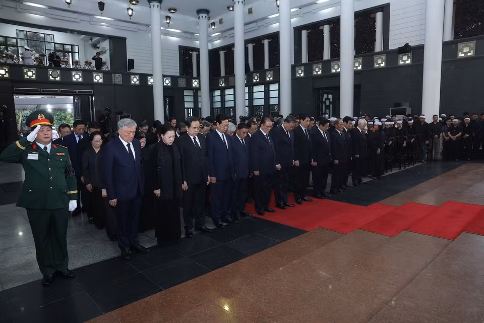 La délégation du Comité central du Parti, conduite par le secrétaire général To Lam, rend hommage à l'ancien président Tran Duc Luong. Photo : VNA
