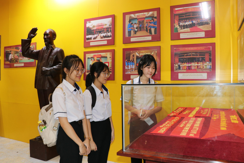 Avec plus de 500 photos et objets précieux, ce temple retrace les étapes marquantes de la vie révolutionnaire du Président Hô Chi Minh, ainsi que l'histoire de la construction et de la préservation par la population locale. Ce lieu unique attire de nombreux élèves, qui y viennent s'instruire sur la vie du Président et sur l'histoire de la région. Photo : VNA