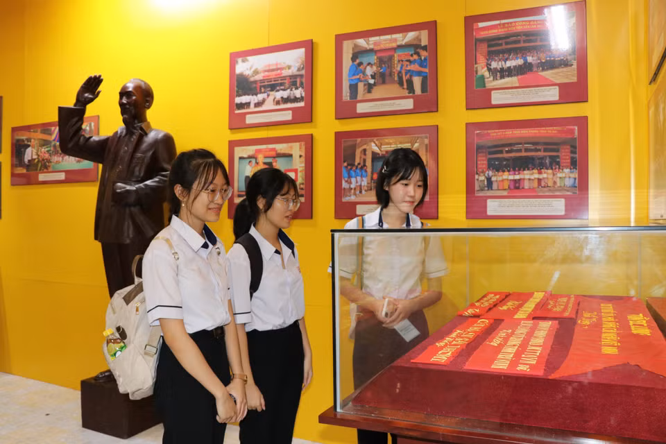 Avec plus de 500 photos et objets précieux, ce temple retrace les étapes marquantes de la vie révolutionnaire du Président Hô Chi Minh, ainsi que l'histoire de la construction et de la préservation par la population locale. Ce lieu unique attire de nombreux élèves, qui y viennent s'instruire sur la vie du Président et sur l'histoire de la région. Photo : VNA