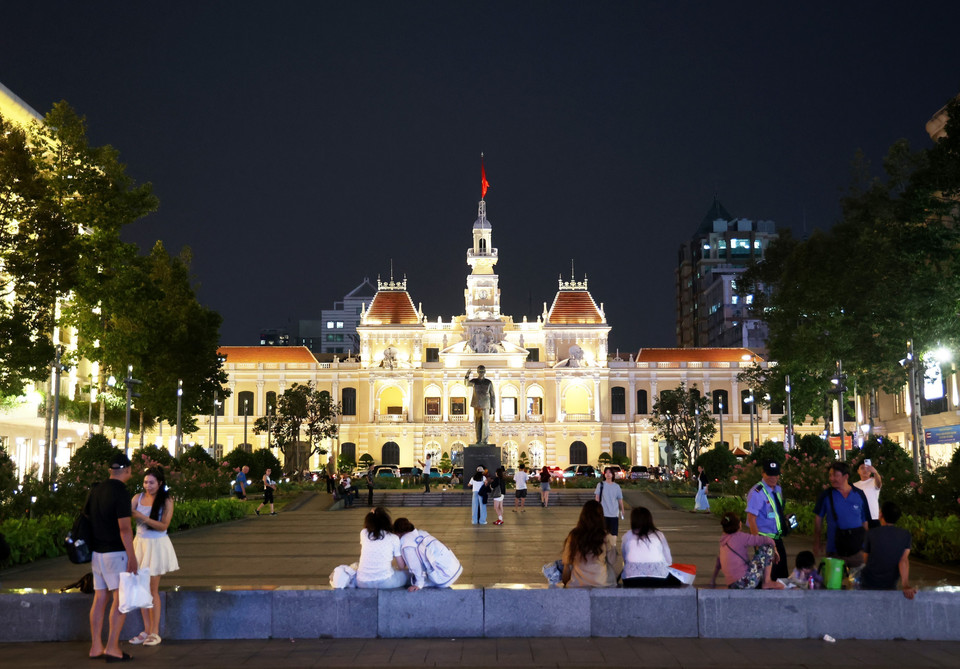 Le parc de la statue de l'Oncle Hô, situé devant le Comité populaire de Hô Chi Minh-Ville, demeure un lieu de promenade et de détente nocturne prisé des habitants et des touristes. Photo : Hong Dat – VNA