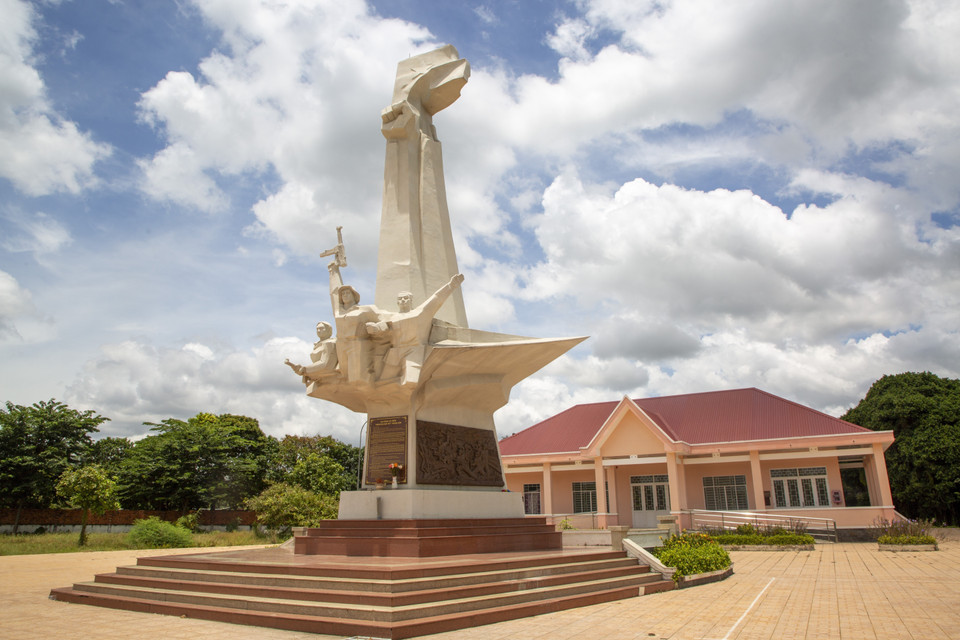 Le site commémoratif « Ceinture de lutte contre l'armée américaine – Trang Lon » a été transformé en un monument historique national. Il comprend désormais un espace d'exposition et un symbole de la victoire, pour honorer son passé. Photo : VNA