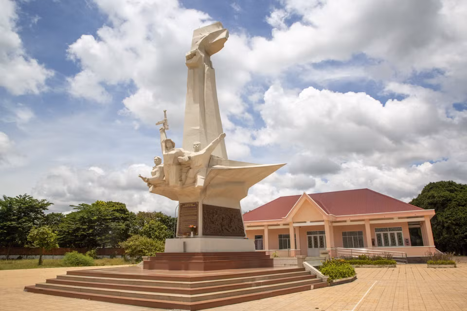 Le site commémoratif « Ceinture de lutte contre l'armée américaine – Trang Lon » a été transformé en un monument historique national. Il comprend désormais un espace d'exposition et un symbole de la victoire, pour honorer son passé. Photo : VNA