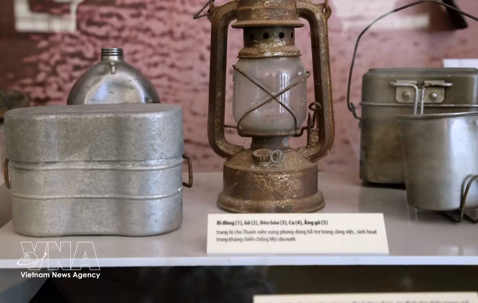 Les objets, documents et vestiges de guerre exposés retracent l'époque où Long Dai figurait parmi les secteurs les plus durement bombardés de l'axe stratégique de Truong Son. Photo : Nguyen Linh - VNA