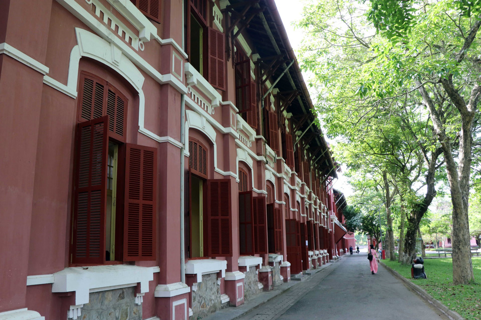 Le lycée Hai Ba Trung, fièrement érigé au bord de la rivière des Parfums, est une destination incontournable pour les visiteurs désireux de découvrir son architecture remarquable. Sa conception unique crée une atmosphère captivante, faisant de ce lieu une source de grande fierté pour tous ceux qui y ont étudié. Photo : Do Truong-VNA