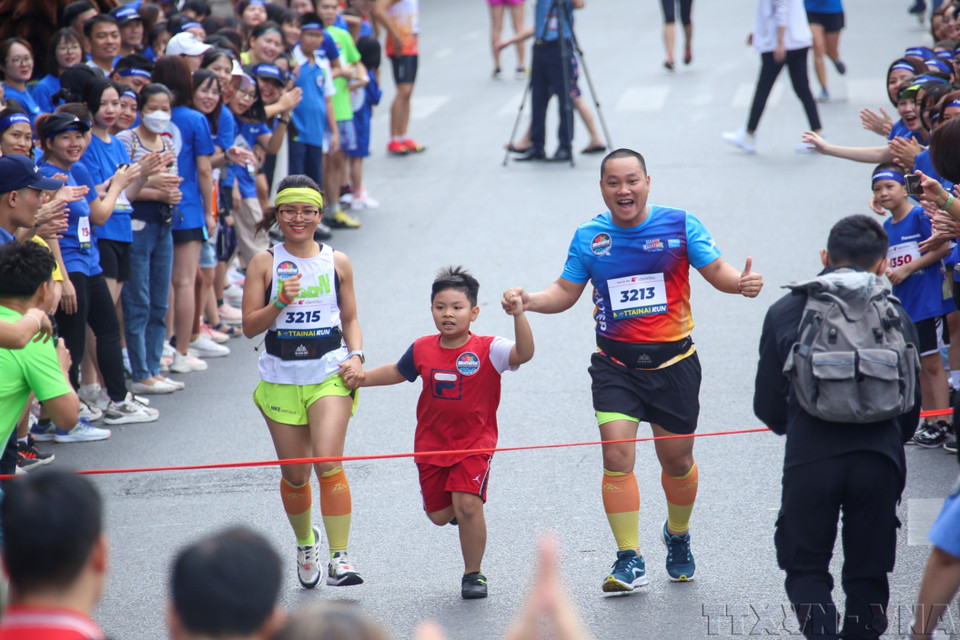 Une famille participe avec enthousiasme à la course organisée dans le cadre du festival Mottainai «Donner de l’amour, recevoir du bonheur » 2023. Photo : VNA
