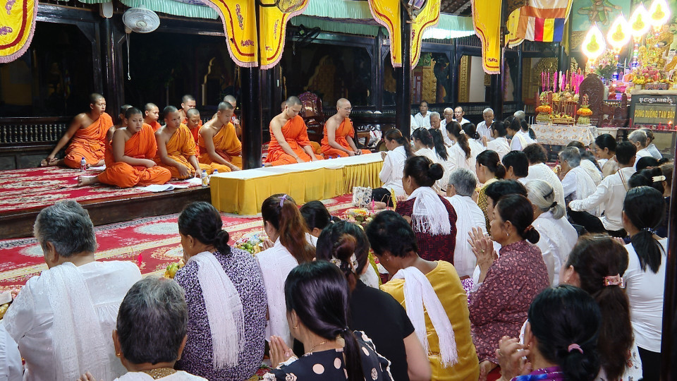 À l’occasion de Sene Dolta, les Khmers vont à la pagode écouter les prières des bonzes et faire des offrandes pour obtenir des bénédictions, notamment en soirée. Photo : VNA