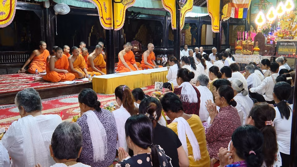 À l’occasion de Sene Dolta, les Khmers vont à la pagode écouter les prières des bonzes et faire des offrandes pour obtenir des bénédictions, notamment en soirée. Photo : VNA