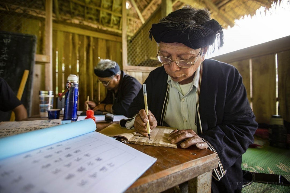 Face au risque de disparition de l’écriture des Dao, Ly Van Henh a appelé les autorités locales à promouvoir l’enseignement du script « Nom-Dao » auprès des habitants, contribuant ainsi à préserver la langue et les coutumes des Dao Tien pour les générations futures. Photo : VNA