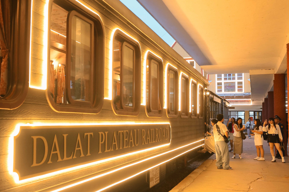 Le train "Dà Lat dans une nuit d'ivresse" est une attraction populaire, accueillant de nombreux touristes dès leur arrivée à Dà Lat. Photo : VNA