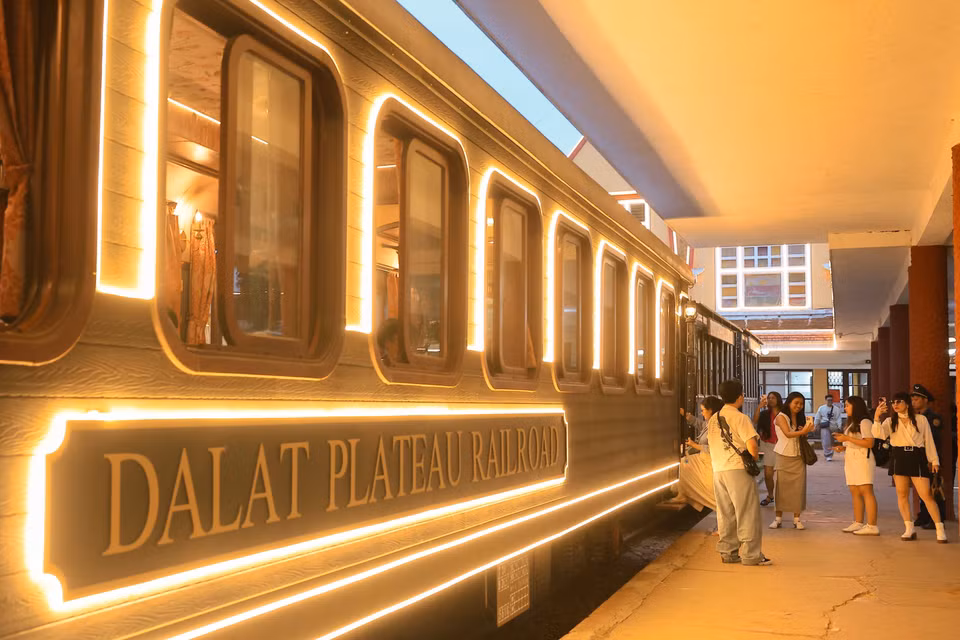 Le train "Dà Lat dans une nuit d'ivresse" est une attraction populaire, accueillant de nombreux touristes dès leur arrivée à Dà Lat. Photo : VNA