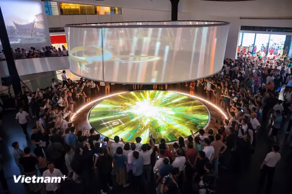 Cet espace d'exposition, installé au sein du Musée de Hanoï, est conçu pour permettre aux citoyens et aux entreprises de mieux appréhender les orientations de planification et de développement de la capitale. Photo : Vietnam+