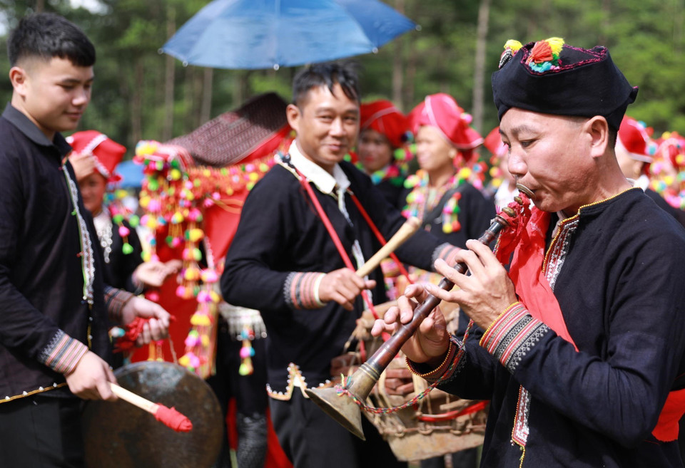 En tête du cortège se trouve l’ensemble de quatre musiciens, élément incontournable du rituel. Photo : VNA