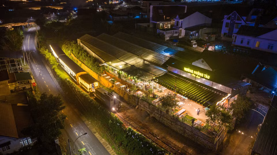 Le train permet aux visiteurs d'admirer la beauté nocturne de Dà Lat. Photo : VNA